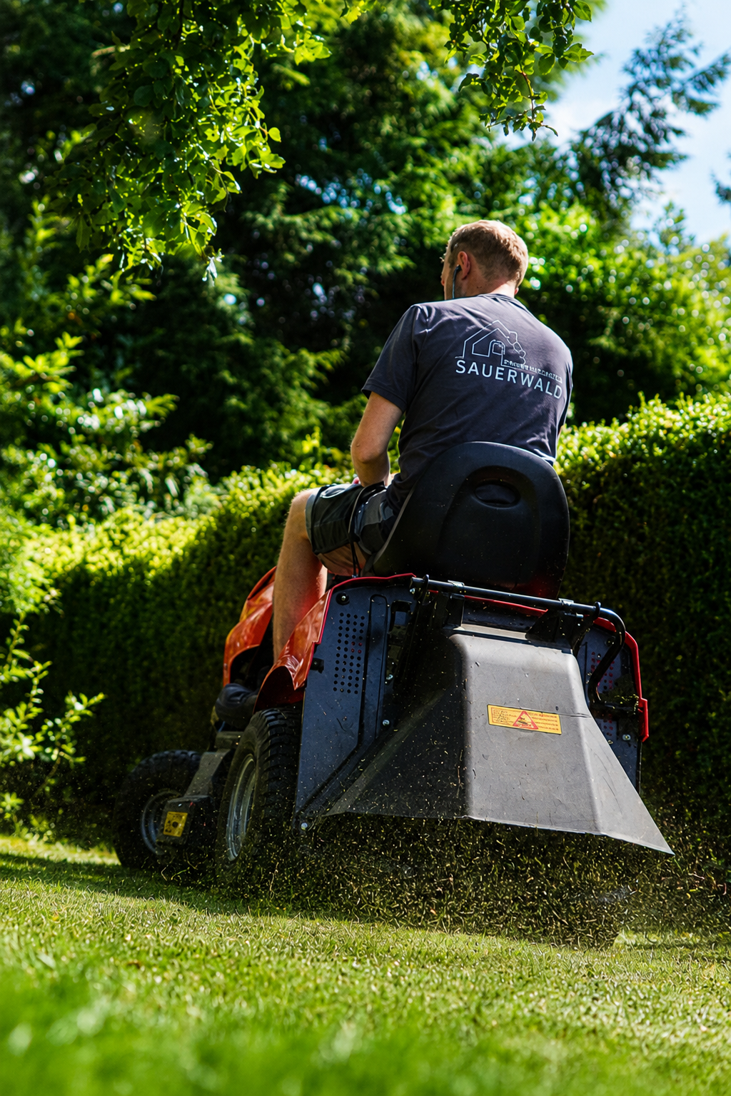 Professionelle Gartenpflege mit Aufsitzmäher durch den Sauerwald Hausmeisterservice in Filderstadt.