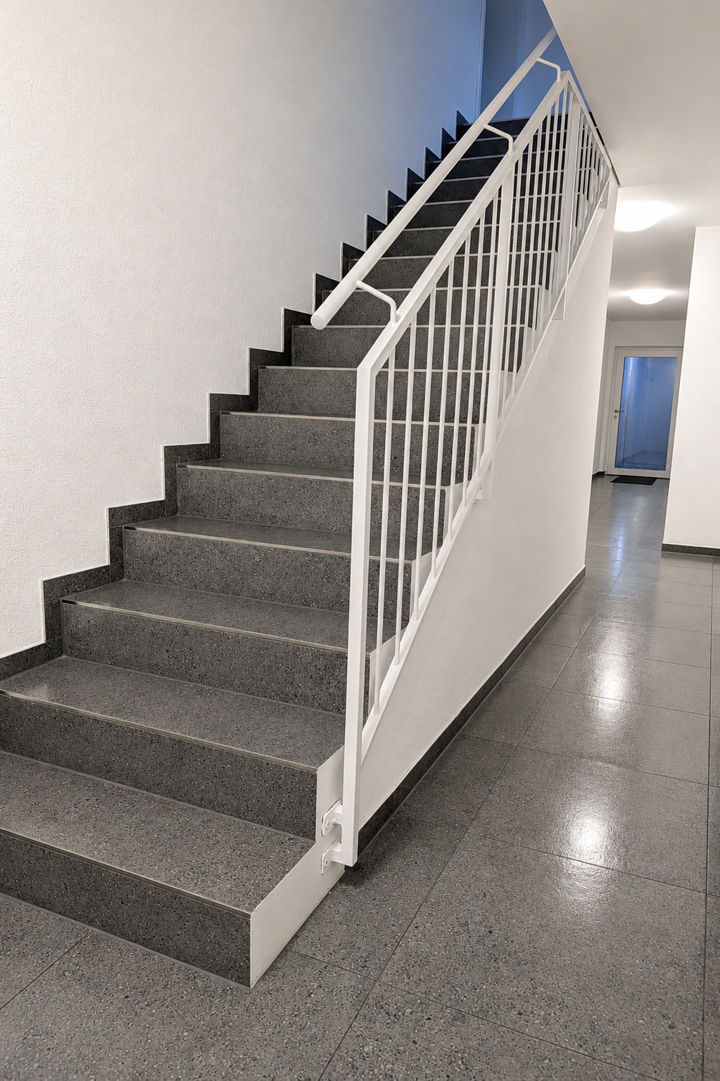 Sauberes Treppenhaus nach einer professionellen Treppenhausreinigung durch den Sauerwald Hausmeisterservice Filderstadt.