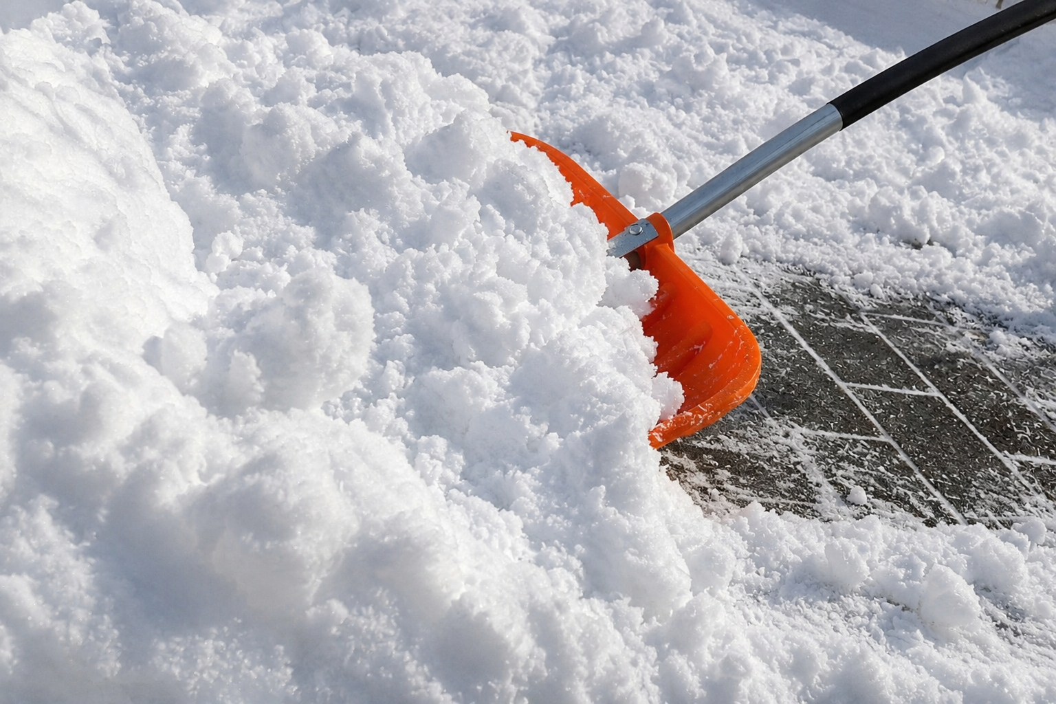 Professioneller Winterdienst beim Räumen eines Gehwegs durch den Sauerwald Hausmeisterservice in Filderstadt.